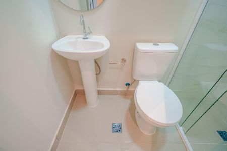 Banheiro de kitnet/studio para alugar com 1 quarto, 15m² em Vila Universitaria, São Paulo
