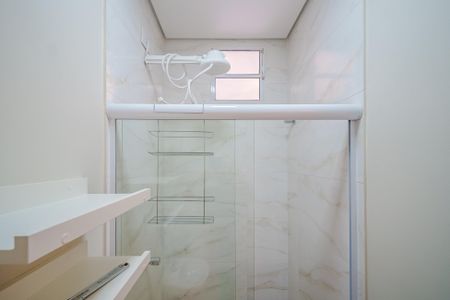 Banheiro de kitnet/studio para alugar com 1 quarto, 15m² em Vila Universitaria, São Paulo