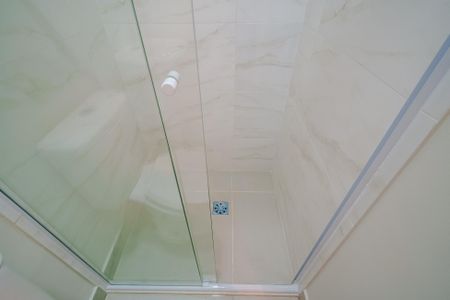 Banheiro de kitnet/studio para alugar com 1 quarto, 15m² em Vila Universitaria, São Paulo
