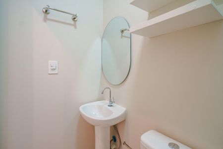 Banheiro de kitnet/studio para alugar com 1 quarto, 15m² em Vila Universitaria, São Paulo