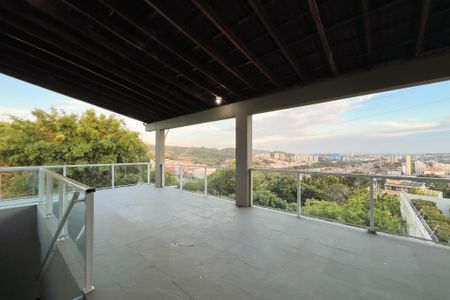 Casa à venda com 276m², 2 quartos e 5 vagas