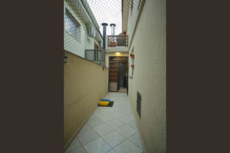 Casa à venda com 200m², 3 quartos e 2 vagasCorredor lateral 