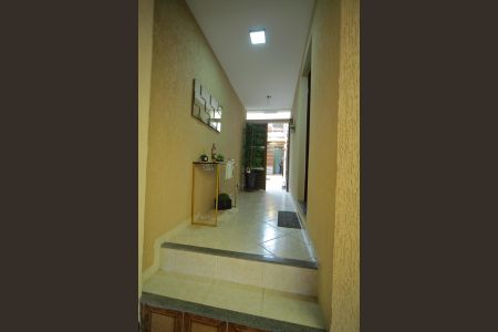 Casa à venda com 200m², 3 quartos e 2 vagasCorredor lateral 
