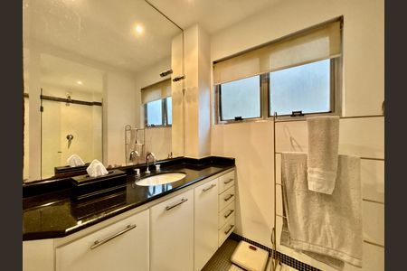 Apartamento à venda com 136m², 3 quartos e 1 vaga Apartamento à venda com 136m², 3 quartos e 1 vagaSuite Banheiro