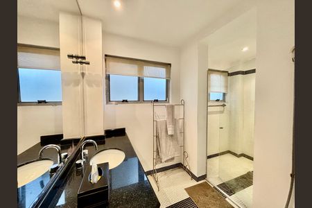Apartamento à venda com 136m², 3 quartos e 1 vaga Apartamento à venda com 136m², 3 quartos e 1 vagaSuite Banheiro