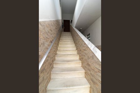 Apartamento para alugar com 55m², 2 quartos e sem vaga Apartamento para alugar com 55m², 2 quartos e sem vagaEscada