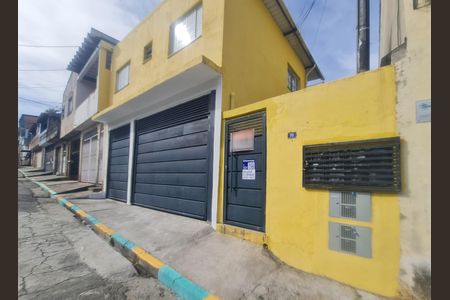 Casa para alugar com 60m², 2 quartos e 1 vaga Casa para alugar com 60m², 2 quartos e 1 vagaFachada do imóvel com placa QuintoAndar