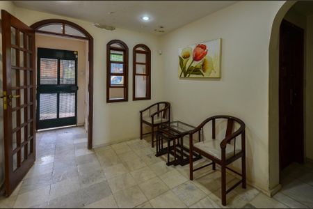 Apartamento para alugar com 200m², 4 quartos e 2 vagas Apartamento para alugar com 200m², 4 quartos e 2 vagasHall de entrada