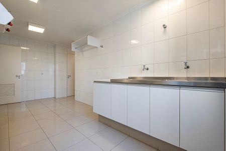 Apartamento à venda com 318m², 4 quartos e 5 vagas Apartamento à venda com 318m², 4 quartos e 5 vagasÁrea de Serviço