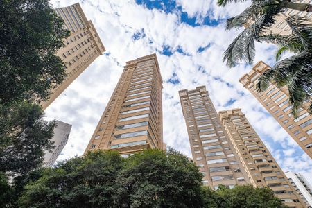 Apartamento à venda com 318m², 4 quartos e 5 vagas Apartamento à venda com 318m², 4 quartos e 5 vagasFachada