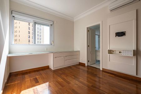 Apartamento à venda com 318m², 4 quartos e 5 vagas Apartamento à venda com 318m², 4 quartos e 5 vagasSuíte 2