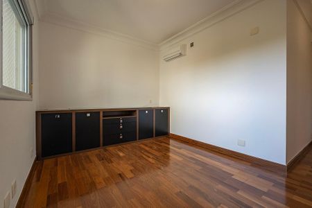 Apartamento à venda com 318m², 4 quartos e 5 vagas Apartamento à venda com 318m², 4 quartos e 5 vagasQuarto 4