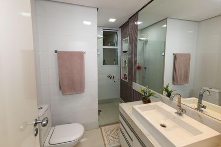 Apartamento para alugar com 198m², 4 quartos e 2 vagas Apartamento para alugar com 198m², 4 quartos e 2 vagasBanheiro 1