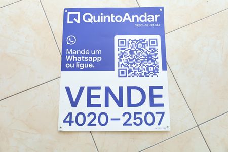Apartamento à venda com 82m², 2 quartos e 1 vagaPlaca instalada na sacada do imóvel (4º andar) com visão para a rua, em 10.06.2026 - Código da placa: WYNY-780