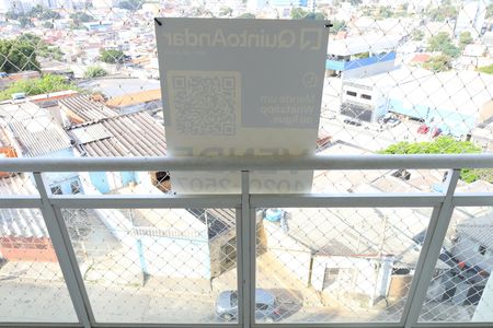 Apartamento à venda com 82m², 2 quartos e 1 vagaPlaca instalada na sacada do imóvel (4º andar) com visão para a rua, em 10.06.2026 - Código da placa: WYNY-780