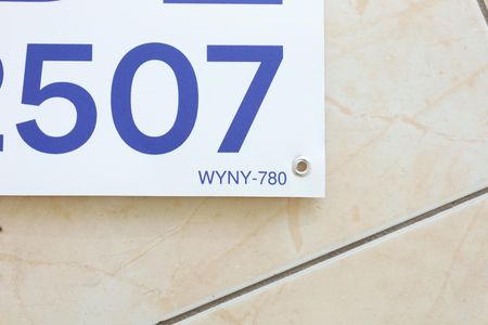 Apartamento à venda com 82m², 2 quartos e 1 vagaPlaca instalada na sacada do imóvel (4º andar) com visão para a rua , em 10.06.2026- Código da placa: WYNY-780