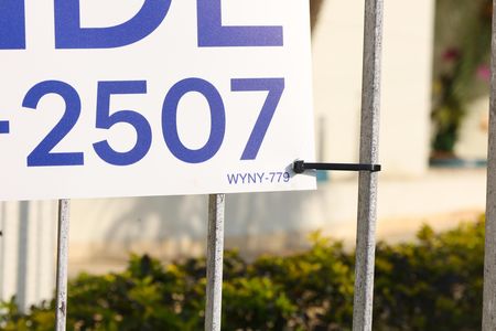 Apartamento à venda com 82m², 2 quartos e 1 vagaPlaca grande instalada na fachada do condomínio EM 10.06.2026 - Código da placa: WYNY-779