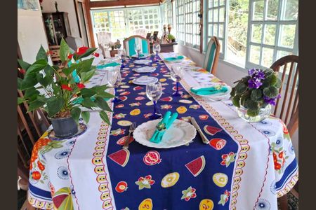 Sala de casa para alugar com 4 quartos, 238m² em Quarteirão Ingelheim, Petrópolis