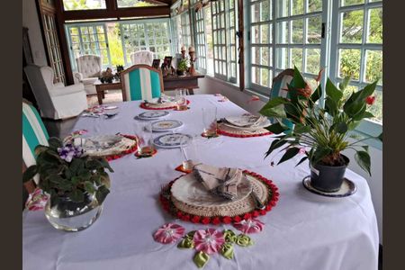 Sala de casa para alugar com 4 quartos, 238m² em Quarteirão Ingelheim, Petrópolis