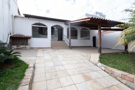Casa para alugar com 213m², 3 quartos e 5 vagas Casa para alugar com 213m², 3 quartos e 5 vagasFachada
