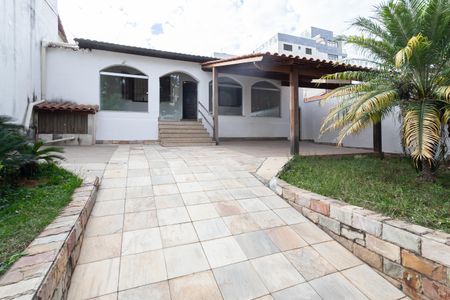 Casa para alugar com 213m², 3 quartos e 5 vagas Casa para alugar com 213m², 3 quartos e 5 vagasFachada
