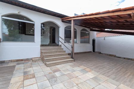 Casa para alugar com 213m², 3 quartos e 5 vagas Casa para alugar com 213m², 3 quartos e 5 vagasFachada