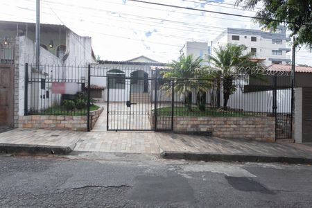 Casa para alugar com 213m², 3 quartos e 5 vagas Casa para alugar com 213m², 3 quartos e 5 vagasFachada