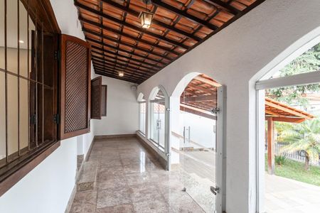 Casa para alugar com 213m², 3 quartos e 5 vagas Casa para alugar com 213m², 3 quartos e 5 vagasVaranda