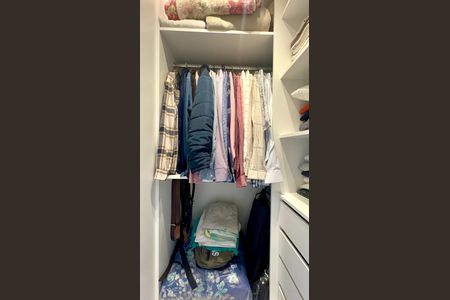 Apartamento à venda com 70m², 2 quartos e 1 vaga Apartamento à venda com 70m², 2 quartos e 1 vagaCloset da suíte