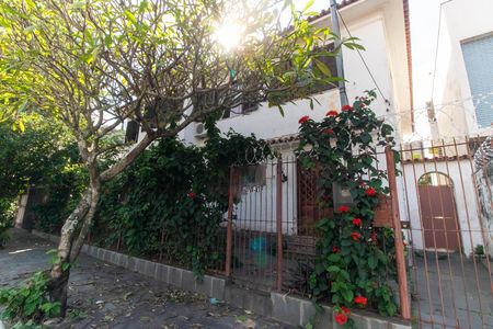 Casa à venda com 155m², 4 quartos e 2 vagas Casa à venda com 155m², 4 quartos e 2 vagasFachada