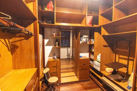 Casa à venda com 155m², 4 quartos e 2 vagas Casa à venda com 155m², 4 quartos e 2 vagasCloset da suíte