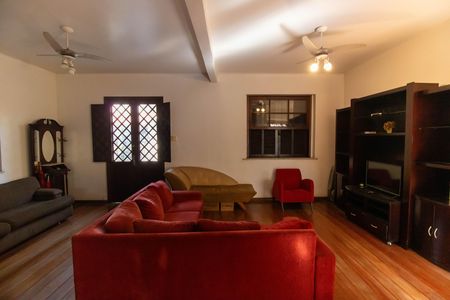 Casa à venda com 155m², 4 quartos e 2 vagas Casa à venda com 155m², 4 quartos e 2 vagasSala