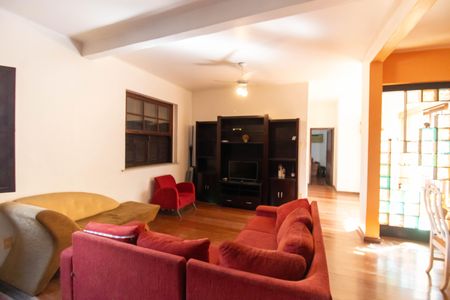 Casa à venda com 155m², 4 quartos e 2 vagas Casa à venda com 155m², 4 quartos e 2 vagasSala