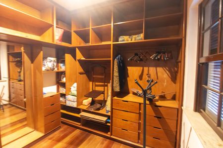 Casa à venda com 155m², 4 quartos e 2 vagas Casa à venda com 155m², 4 quartos e 2 vagasCloset da suíte