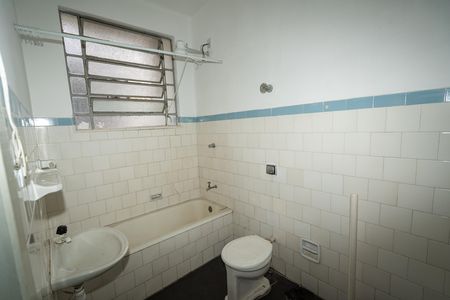 Banheiro de apartamento à venda com 1 quarto, 44m² em São Geraldo, Porto Alegre