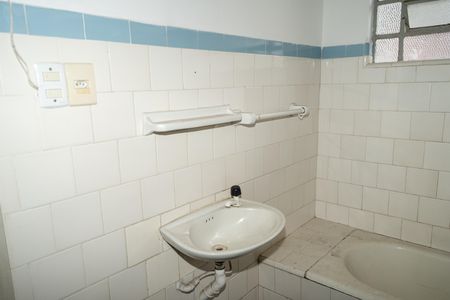 Banheiro de apartamento à venda com 1 quarto, 44m² em São Geraldo, Porto Alegre
