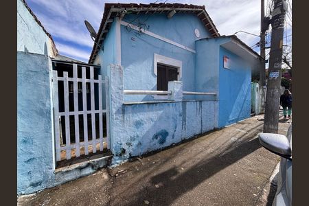 Casa à venda com 210m², 3 quartos e 2 vagas Casa à venda com 210m², 3 quartos e 2 vagasFachada