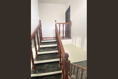 Casa à venda com 180m², 3 quartos e 4 vagasEscada