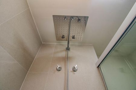 Banheiro de kitnet/studio para alugar com 1 quarto, 30m² em Passo D’areia, Porto Alegre