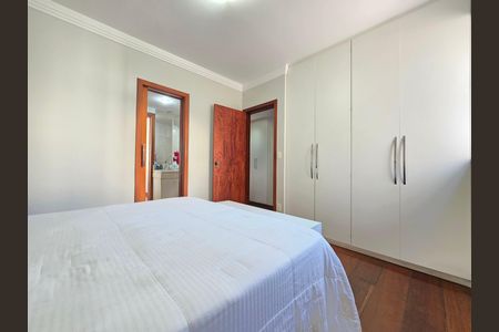 Apartamento à venda com 180m², 4 quartos e 3 vagas Apartamento à venda com 180m², 4 quartos e 3 vagasQuarto 3 semi-suíte