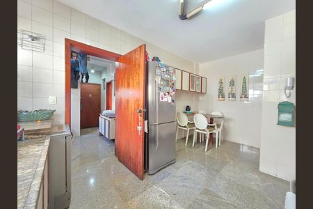 Apartamento à venda com 180m², 4 quartos e 3 vagas Apartamento à venda com 180m², 4 quartos e 3 vagasCozinha Área de Serviço e DCE