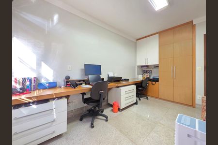 Apartamento à venda com 180m², 4 quartos e 3 vagas Apartamento à venda com 180m², 4 quartos e 3 vagasQuarto 2 - Escritório