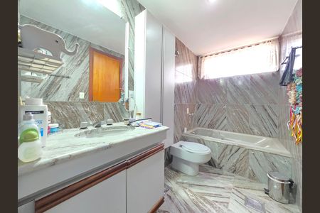 Apartamento à venda com 180m², 4 quartos e 3 vagas Apartamento à venda com 180m², 4 quartos e 3 vagasBanheiro da Suíte