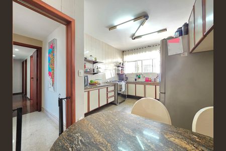 Apartamento à venda com 180m², 4 quartos e 3 vagas Apartamento à venda com 180m², 4 quartos e 3 vagasCozinha