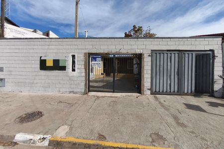 Casa à venda com 303m², 3 quartos e 2 vagas Casa à venda com 303m², 3 quartos e 2 vagasFachada