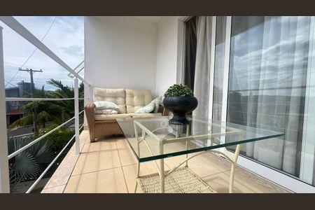 Casa de condomínio à venda com 234m², 3 quartos e 4 vagas Casa de condomínio à venda com 234m², 3 quartos e 4 vagasVaranda