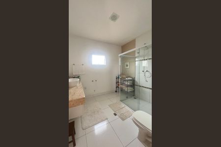 Casa de condomínio à venda com 234m², 3 quartos e 4 vagas Casa de condomínio à venda com 234m², 3 quartos e 4 vagasBanheiro