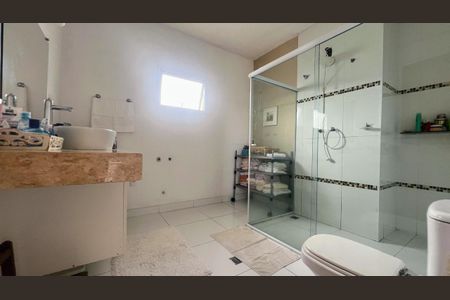 Casa de condomínio à venda com 234m², 3 quartos e 4 vagas Casa de condomínio à venda com 234m², 3 quartos e 4 vagasBanheiro