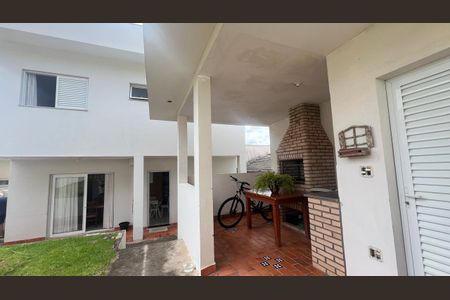 Casa de condomínio à venda com 234m², 3 quartos e 4 vagas Casa de condomínio à venda com 234m², 3 quartos e 4 vagasÁrea externa