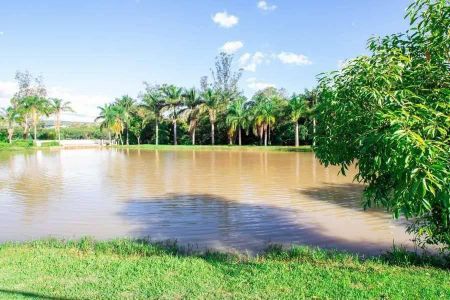 Casa de condomínio à venda com 234m², 3 quartos e 4 vagas Casa de condomínio à venda com 234m², 3 quartos e 4 vagasÁrea externa